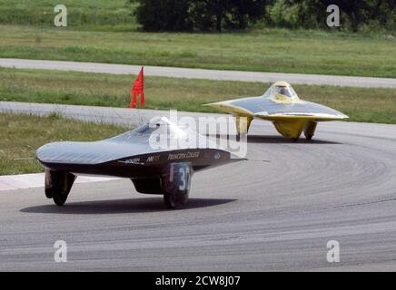 Cresson, TX USA, 11 juillet 2008 : le Principia College d'Elsah, Illinois (l) mène le Michigan sur une courbe tandis que les équipes de voiture solaire d'université des États-Unis et du Canada se sont qualifiées au North American Solar Challenge à l'extérieur de ft. Valeur. Quinze équipes se terminent le 22 juillet à Calgary, Alberta, Canada. ©Bob Daemmrich Banque D'Images