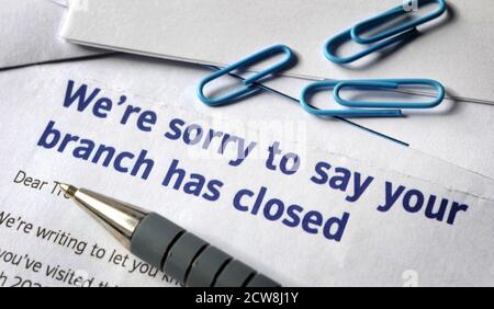 LETTRE D'INFORMATION DE LA BANQUE INDIQUANT LA FERMETURE D'UNE SUCCURSALE BANCAIRE LOCALE RE BANKS BUILDING SOCIÉTÉS FERMETURES COVID 19 CORONAVIRUS ETC UK Banque D'Images