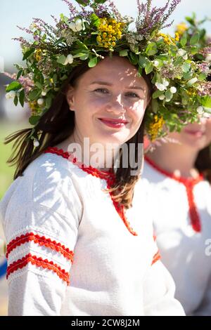 08 29 2020 Bélarus, Lyakhovichi. Vacances en ville. Une belle fille dans une couronne d'herbes sur Ivan Kupalya. Banque D'Images