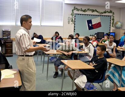 Pflugerville, Texas, le 2 juin 2008 : un homme d'affaires philippin s'adresse à une classe lors de la célébration annuelle de l'humanité à la Journée de la diversité de Park Crest, avec de la nourriture ethnique, des sketch, des lectures de poésie et de la musique pour les élèves de sixième à huitième année. ©Bob Daemmric h/ The image Work Banque D'Images