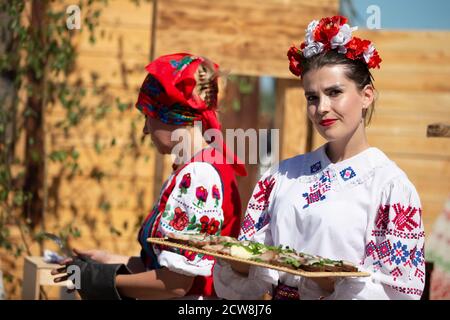 08 29 2020 Bélarus, Lyakhovichi. Festival de la ville. Belle femme slave en chemise brodée. Banque D'Images