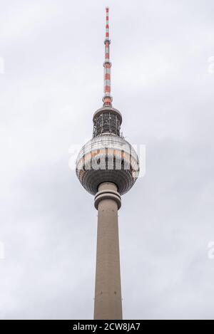 Fernsehturm, la tour de télévision de Berlin avec une sphère d'argent et d'or isolée sur un ciel d'hiver Banque D'Images