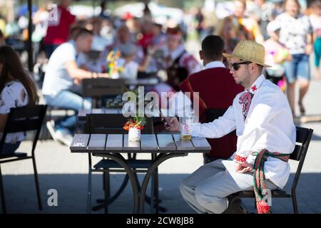 08 29 2020 Bélarus, Lyakhovichi. Vacances en ville. Un homme biélorusse ou ukrainien dans une chemise brodée est assis à une table. Banque D'Images