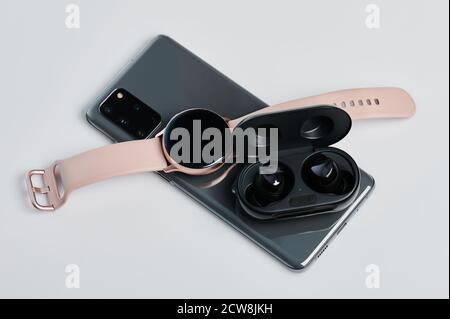 Chargement de la montre intelligente et des écouteurs via le chargement du smartphone Banque D'Images