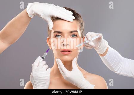 Beautitiens faisant des injections de beauté pour la jolie jeune femme Banque D'Images