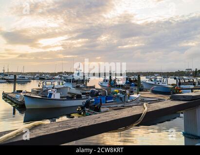 Bateaux amarrés sur des jetées à Fisherman's Wharf dans la soirée à Boothbay Harbor, Maine Banque D'Images