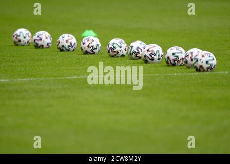 Dresde, Allemagne. 27 septembre 2020. Football: 3e ligue, Dynamo Dresden - SV Waldhof Mannheim, 2e jour de match, au stade Rudolf Harbig. Les balles sont sur l'herbe avant le match. Credit: Robert Michael/dpa-Zentralbild/dpa/Alay Live News Banque D'Images