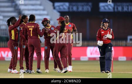 Tammy Beaumont, en Angleterre, s'est mise en marche après avoir été congédié alors que les joueurs des Wet Indies célèbrent lors du quatrième match IT20 Vitality au terrain du comté d'Incora, Derby. Banque D'Images