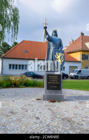 MARCHEGG, AUTRICHE – JUILLET 21 2020 : statue du roi Przemysl Ottokar II fondateur de la ville de Marchegg Banque D'Images