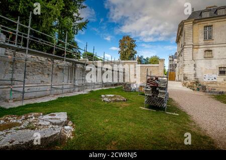 SAINT WANDRILLE, FRANCE - août Circa, 2020. Bâtiment avec quelques ruines du monastère de saint Condedus moine, détruit pendant la guerre mondiale de 1944 à Norm Banque D'Images