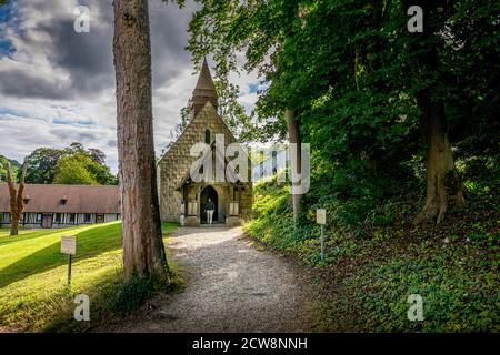 SAINT WANDRILLE, FRANCE - AOÛT CIRCA, 2020. Une chapelle dans le parc de l'abbaye sur fond de nature d'été avec petite route à aller. Lumière agréable Banque D'Images