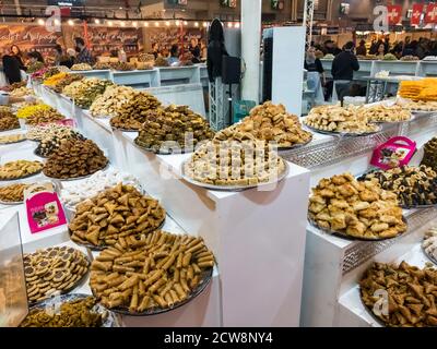 PARIS, FRANCE - MARS CIRCA, 2020. Lors de la réunion internationale sur l'agriculture, des plaques de variété de pâtisseries sucrées de maghrib en afrique du Nord et en turquie. Gastronomique Banque D'Images