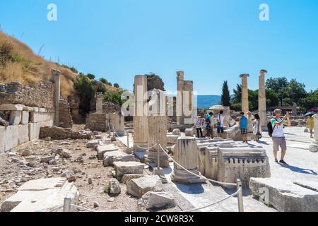 Rue avec colonnes dans l'ancienne ville grecque Ephèse ou Efes sur la côte d'Ionia dans la province d'Izmir, Turquie en été. Banque D'Images