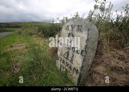 Electric Brae, Croy, A719, n° Dunure, Ayrshire, Écosse, Royaume-Uni Old Milestone on the A719, Ayr 9miles, Maybole, 4 1/4 miles. Girvan 13 Banque D'Images