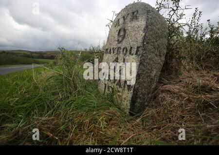 Electric Brae, Croy, A719, n° Dunure, Ayrshire, Écosse, Royaume-Uni Old Milestone on the A719, Ayr 9miles, Maybole, 4 1/4 miles. Girvan 13 Banque D'Images