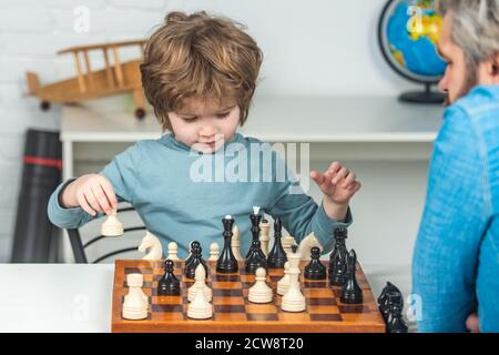 Jeux éducatifs pour enfants, développement précoce. Jeux et activités pour les enfants. Concept de famille. Banque D'Images