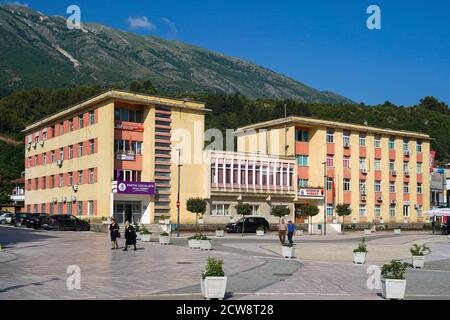 27 juin 2020, Albanie, Përmet : l'Hôtel de ville de Permet (r) et le siège d'un bureau du Parti socialiste d'Albanie (l, PSSh) dans le sud de l'Albanie sur le mont Dhëmbel. Photo: Peter Endig/dpa-Zentralbild/ZB Banque D'Images