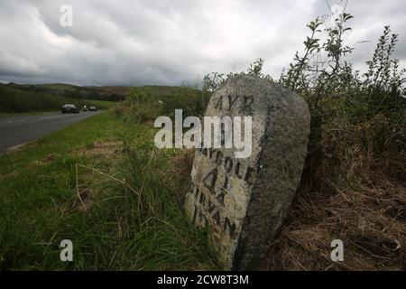 Electric Brae, Croy, A719, n° Dunure, Ayrshire, Écosse, Royaume-Uni Old Milestone on the A719, Ayr 9miles, Maybole, 4 1/4 miles. Girvan 13 Banque D'Images