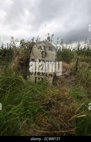 Electric Brae, Croy, A719, n° Dunure, Ayrshire, Écosse, Royaume-Uni Old Milestone on the A719, Ayr 9miles, Maybole, 4 1/4 miles. Girvan 13 Banque D'Images