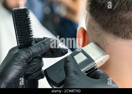 Client Barbershop. Homme taillé sa barbe avec un rasoir électrique Banque D'Images