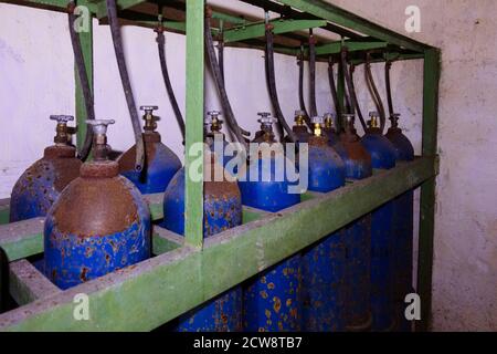 Ancien paquet rouillé de bouteilles de gaz bleues Banque D'Images