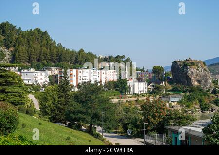 27 juin 2020, Albanie, Përmet : vue de la ville permet sur la rivière Vjosa dans le sud de l'Albanie avec la ville en pierre (r). Photo: Peter Endig/dpa-Zentralbild/ZB Banque D'Images