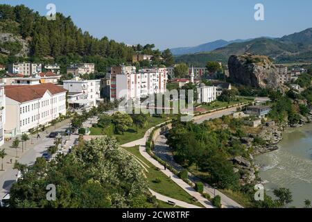 27 juin 2020, Albanie, Përmet : vue de la ville permet sur la rivière Vjosa dans le sud de l'Albanie avec la ville en pierre (r). Photo: Peter Endig/dpa-Zentralbild/ZB Banque D'Images