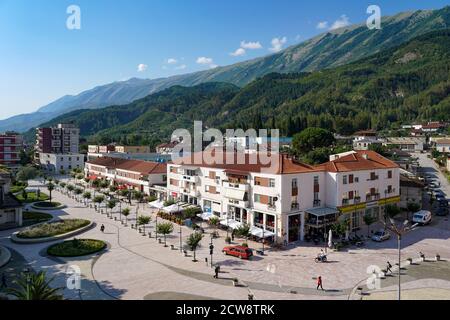 27 juin 2020, Albanie, Përmet : vue sur la ville de Permet dans le sud de l'Albanie, sur la montagne de Dhëmbel. Photo: Peter Endig/dpa-Zentralbild/ZB Banque D'Images