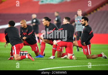 Trent Alexander-Arnold de Liverpool (à gauche), Fabinho, Virgile van Dijk, Andrew Robertson et Mohamed Salah (à droite) se sont réchauffé avant le match de la Premier League à Anfield, Liverpool. Banque D'Images