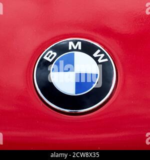 Logo BMW sur le capot de voiture Banque D'Images