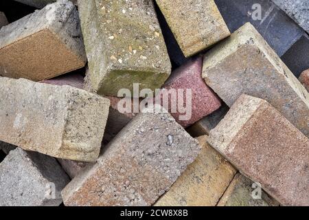 Gros plan de briques colorées empilées utilisées pour les travaux de construction. Banque D'Images