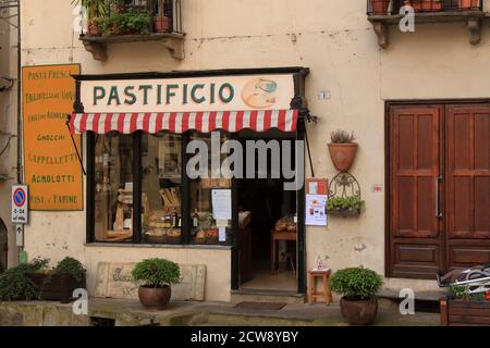 Lanzo, Turin, Italie - septembre 2020 : vitrine d'une fabrique de pâtes selon la cuisine traditionnelle italienne Banque D'Images