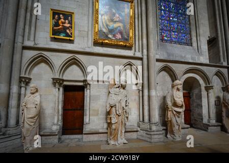 L'ambulatoire de l'intérieur de la Cathédrale de Rouen à Rouen France avec des vitraux, des statues et des peintures de la renaissance Banque D'Images