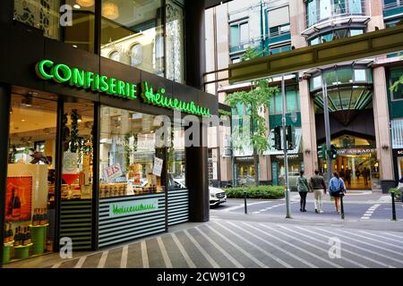 La pâtisserie allemande « confiserie Heinemann » et l'entrée latérale du centre commercial Schadow-Arkaden sur Blumenstraße dans le centre-ville de Düsseldorf. Banque D'Images