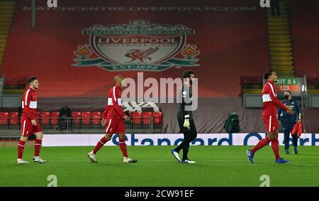 Andrew Robertson (à gauche), Fabinho, gardien de but Alisson et Virgile van Dijk (à droite) de Liverpool, avant le lancement du match de la Premier League à Anfield, Liverpool. Banque D'Images