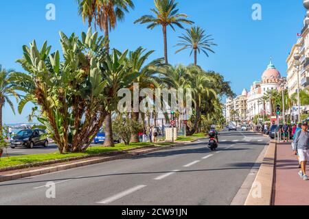 La rue principale Promenade des Anglais qui longe la Côte d'Azur à Nice, en France, en été. Banque D'Images