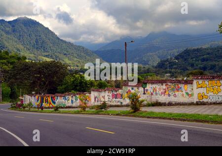Equateur - chemin Mindo avec mur Graffiti Banque D'Images