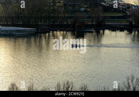 Un bateau sur le Danube à Belgrade Banque D'Images