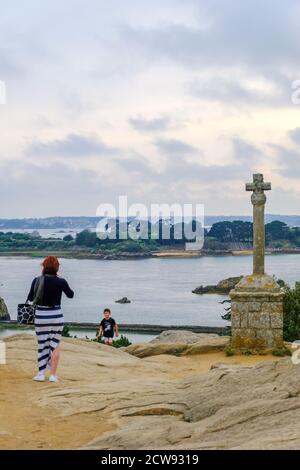 Ile de Brehat, France - 27 août 2019 : touristes au point de vue près de la croix celtique la croix Maudez sur l'île Ile de Brehat, Côte d'Armor en Bretagne Banque D'Images