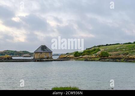 Ile de Brehat, France - 27 août 2019 : Moulin a Maree du Birlot ou Birlot Tide Mill situé sur le canal de Kerpont, sur l'île de Brehat en Bretagne Banque D'Images