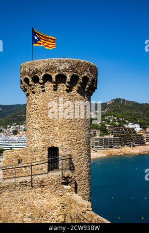 Le drapeau d'indépendance catalan volant des murs du château médiéval de Tossa de Mar sur la Costa Brava en Catalogne, Espagne Banque D'Images