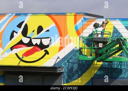 Durham, Caroline du Nord, États-Unis. 28 septembre 2020. L'artiste GREG MIKE d'Atlanta, GA travaille sur sa murale à Ã”UHill Walls,Ã une expérience d'art dense et facile à marcher avec plus de 40,000 pieds carrés de peintures murales sur 15 acres contigus à Durham, Caroline du Nord.en septembre, quarante-deux local, Des artistes nationaux et internationaux créeront l'une des plus grandes collections consolidées de peintures murales dans le sud-est des États-Unis.Ã”UHill WallsÃ sera la force motrice derrière University Hill, un réaménagement à usage mixte d'un centre de strip abandonné avec des aliments, des boissons, le bien-être et la vie résidentielle primés. (Image crédit : © Banque D'Images