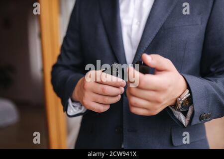 Le matin du marié à la maison. Heureux sourit l'homme le jour de son mariage Banque D'Images