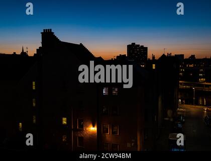 Leith, Édimbourg, Écosse, Royaume-Uni, 28 septembre 2020. Météo au Royaume-Uni : coucher de soleil avec les toits de toit en pignon à corbeau étagé de bâtiments silhouettés contre un ciel clair de nuit Banque D'Images