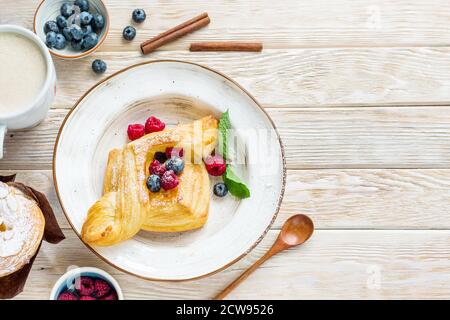 Délicieuse pâtisserie sucrée à base de pâte feuilletée. Gâteau aux baies fraîches sur fond de bois. Copier l'épice Banque D'Images