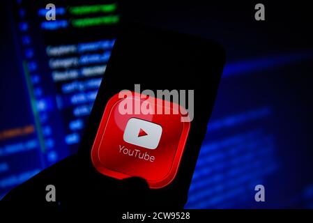 Pologne. 28 septembre 2020. Dans cette illustration, un logo Youtube s'affiche sur un smartphone. Crédit : Omar marques/SOPA Images/ZUMA Wire/Alamy Live News Banque D'Images