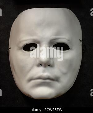 Blanc demi masque de visage blanc Halloween Costume isolé contre le noir Arrière-plan Banque D'Images