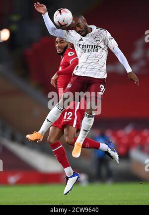 Joe Gomez de Liverpool (à gauche) et Alexandre Lacazette d'Arsenal se battent pour le ballon lors du match de la Premier League à Anfield, Liverpool. Banque D'Images