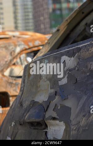 la ville a brûlé des voitures, quelques détails après un incendie dans l'un des quartiers de la ville Banque D'Images