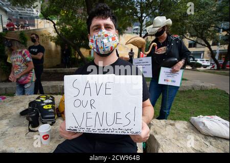 Austin, Texas, États-Unis. 28 septembre 2020. 28 septembre 2020 : musiciens et travailleurs assistent au rassemblement « venez et sauver » à l'extérieur de l'hôtel de ville d'Austin pour soutenir les musiciens « Save Our Stories ». Austin, Texas. Mario Cantu/CSM. Crédit : CAL Sport Media/Alay Live News Banque D'Images